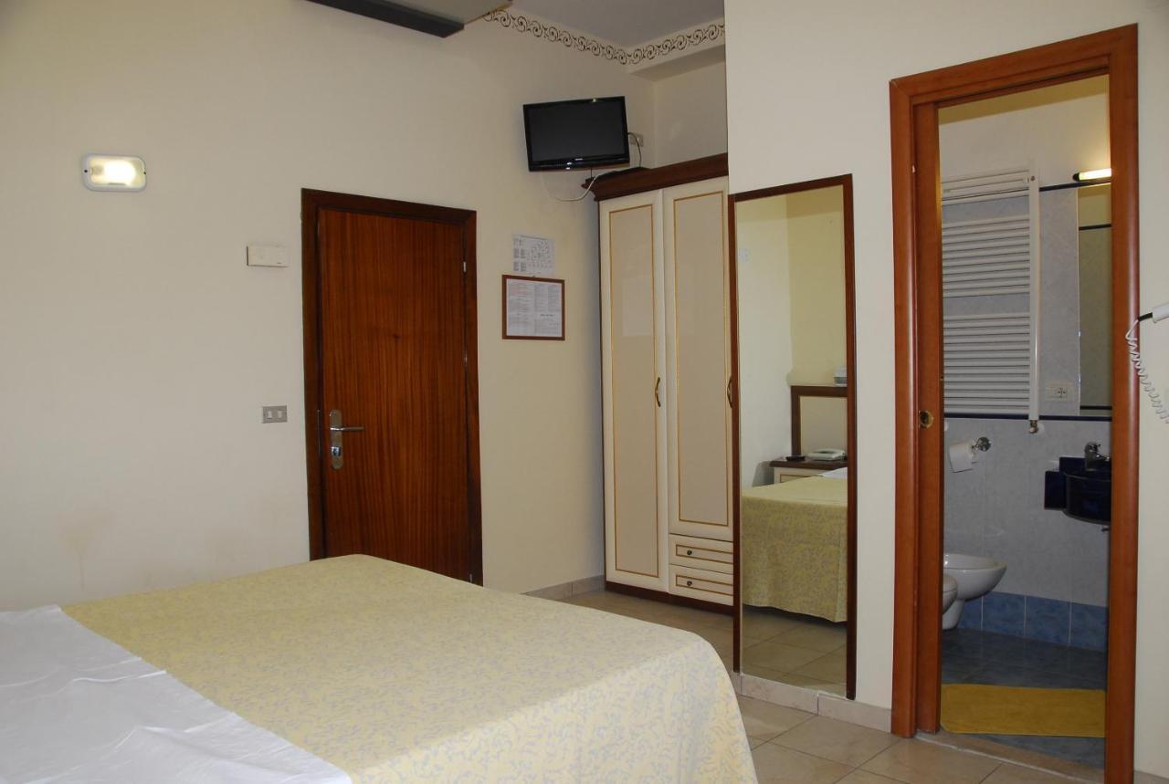 Hotel Nettuno Cattolica Buitenkant foto